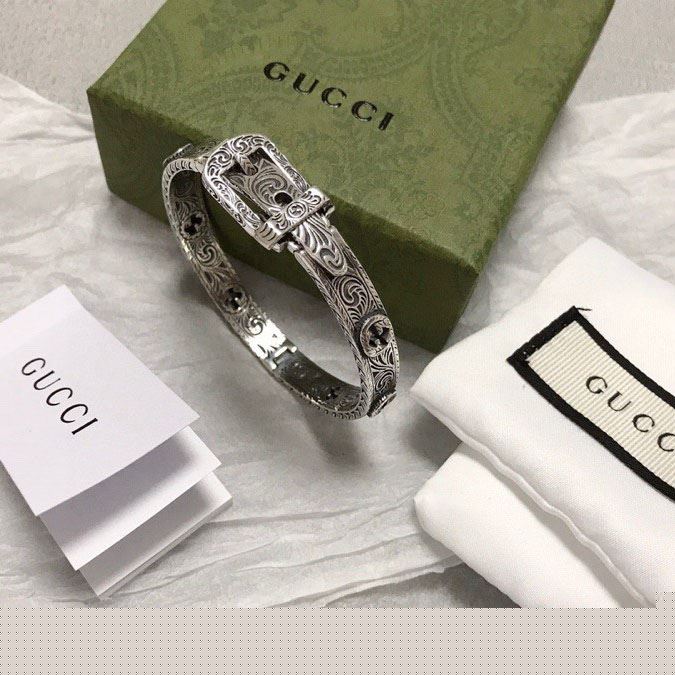 G*u*i bracelets